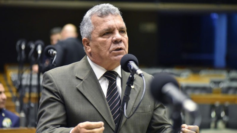 Deputado Alberto Fraga é autor de projeto que propõe substituir sirenes por sons suaves em escolas para atender alunos com TEA.