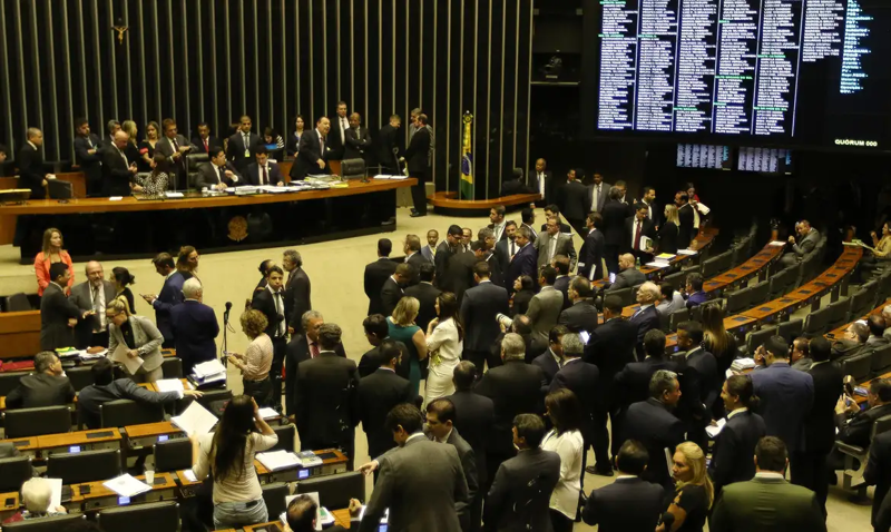 Deputados e senadores em sessão conjunta do Congresso Nacional.