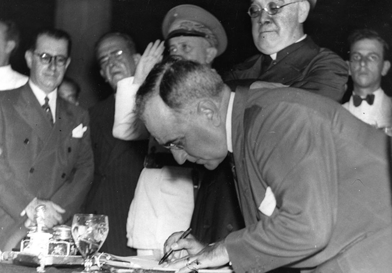 Getúlio Vargas assina decreto que, em 1 de maio de 1940, institutiiu o salário mínimono país, em São Januário, estádio do Vasco da Gama.