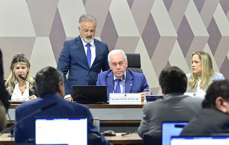 Margareth Rodrigues Costa e Tarcijany Linhares Aguiar Machado durante sabatina na CCJ. Entre elas, o presidente da comissão, Otto Alencar.