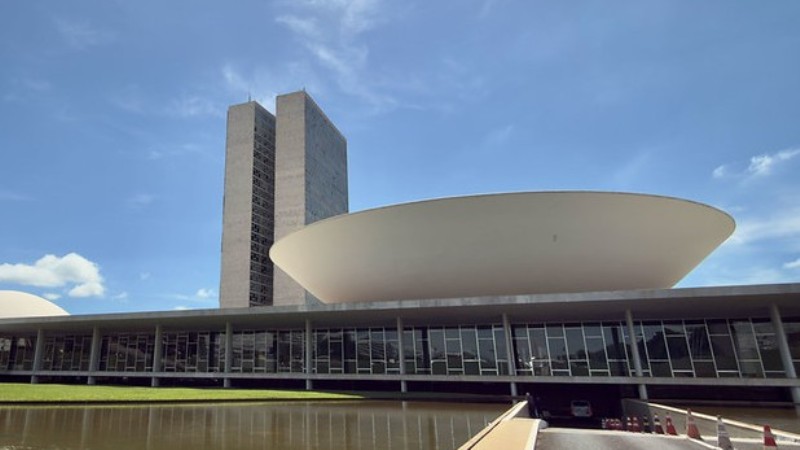 Plano do presidente Hugo Motta prevê conclusão dos debates até o fim de maio. 