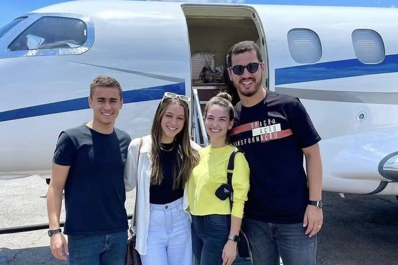 Nikolas Ferreira, a influenciadora Jey Reis, Mariel Batista e seu marido, o pastor Guilherme Batista, da Lagoinha, diante de avião da Prime Aviation, empresa de Daniel Vorcaro, em outubro de 2022.