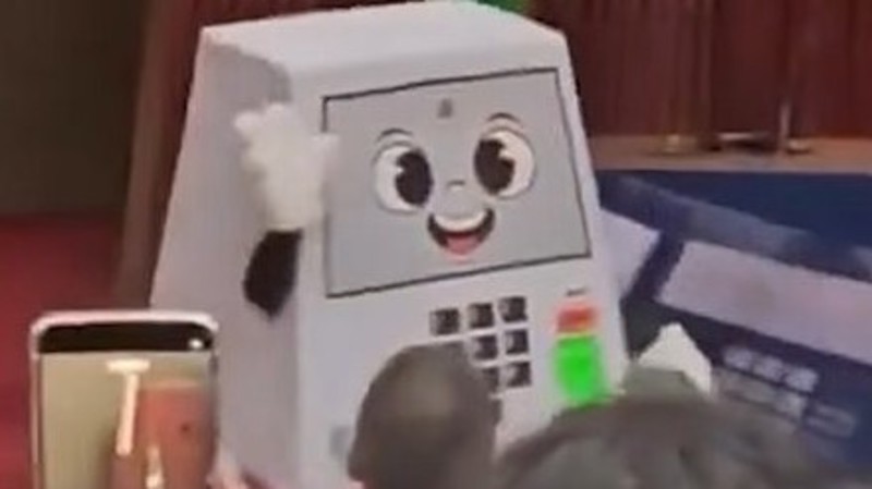 Mascote alusivo à urna eletrônica busca promover aproximação da Corte Eleitoral com eleitor jovem. 