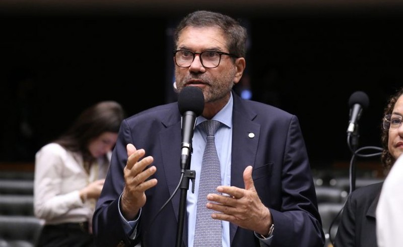 Relator José Rocha defendeu texto que fixa piso e jornada para biólogos do setor privado.