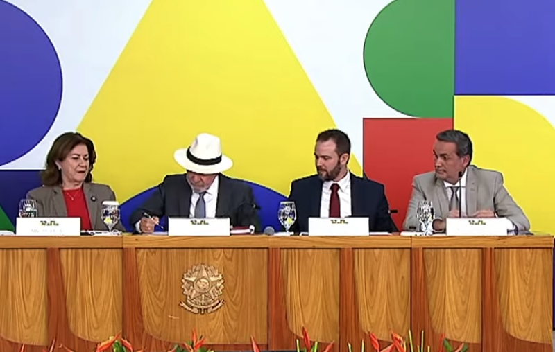 Lula assinou a medida provisória do novo Desenrola ao lado dos ministros Dario Durigan (Fazenda), Bruno Moretti (Planejamento) e Miriam Belchior (Casa Civil).