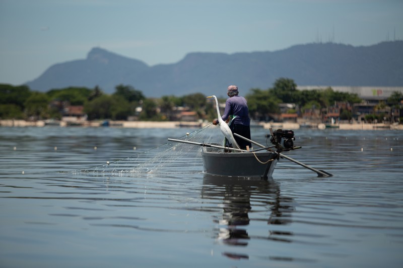 Homem pesca na Baía de Guanabara, em Duque de Caxias, no Rio de Janeiro.