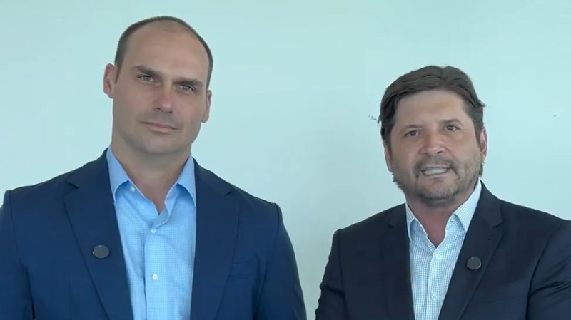 Eduardo Bolsonaro considera que André Prado possui musculatura política para agregar à campanha presidencial de Flávio. 