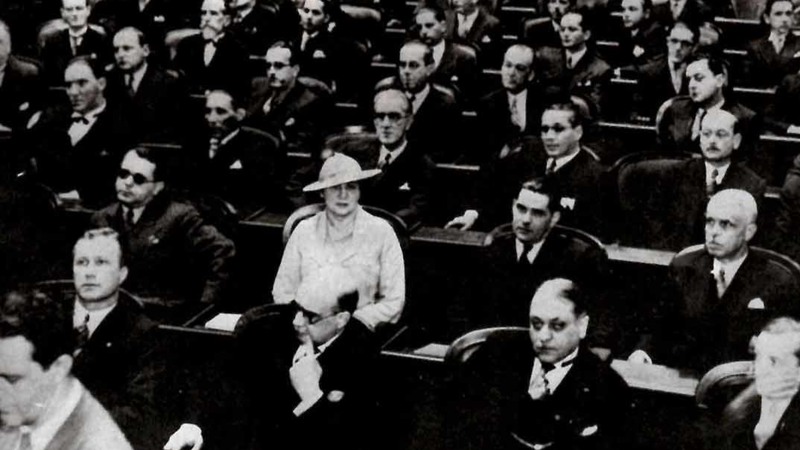 Ela e eles: a paulista Carlota Pereira de Queiroz foi a primeira mulher eleita deputada federal no Brasil, em maio de 1933.