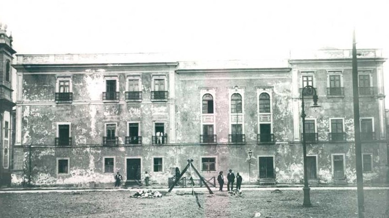 Construída no século XVII, a Cadeia Velha passou a abrigar a Assembleia Geral Constituinte após a Independência do Brasil. O prédio sediou a Câmara até 1914 e foi demolido em 1923 para dar lugar ao Palácio Tiradentes.