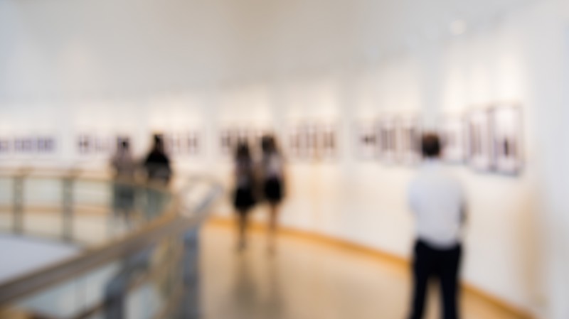 A Bienal revela como exposições nacionais refletem embates sobre guerra, direitos humanos e legitimidade cultural.