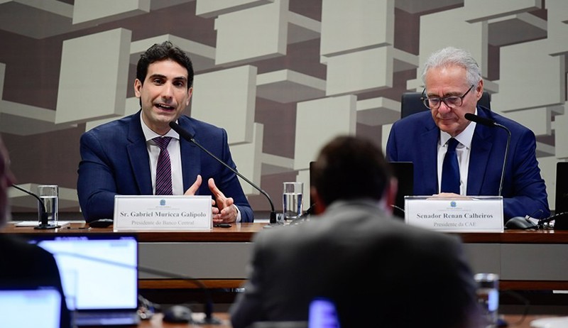 Gabriel Galípolo e o presidente da CAE, Renan Calheiros, em audiência em novembro de 2025.