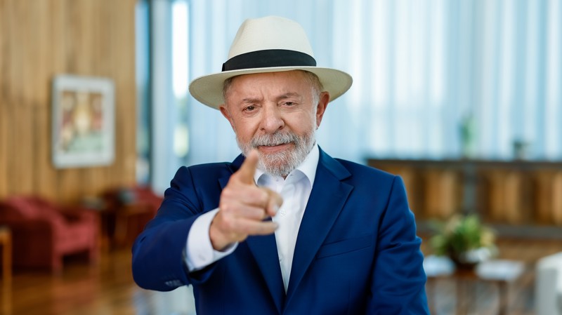 Lula ocupa o centro que o sistema não consegue preencher.