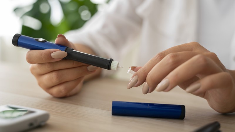 Medicamentos como Mounjaro e Keytruda transformaram um único produto em ecossistemas bilionários capazes de redefinir o setor.