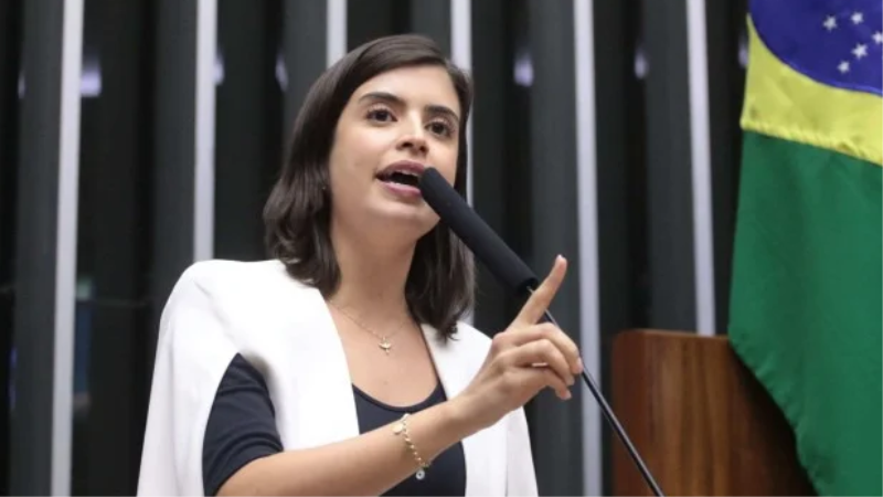 A deputada Tabata Amaral coordena grupo de trabalho que vai discutir projeto para criminalizar a misoginia na Câmara.