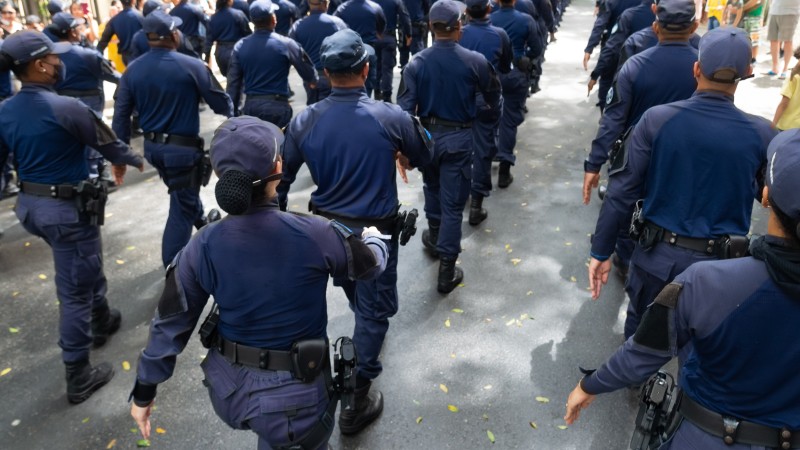 Proposta padroniza critérios de altura mínima em concursos para cargos operacionais das forças de segurança pública.