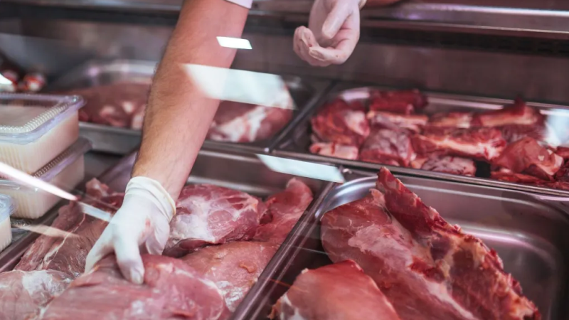 Especialistas do setor agropecuário afirmam que avanço das apostas on-line tem impactado o consumo de carne bovina entre famílias brasileiras.