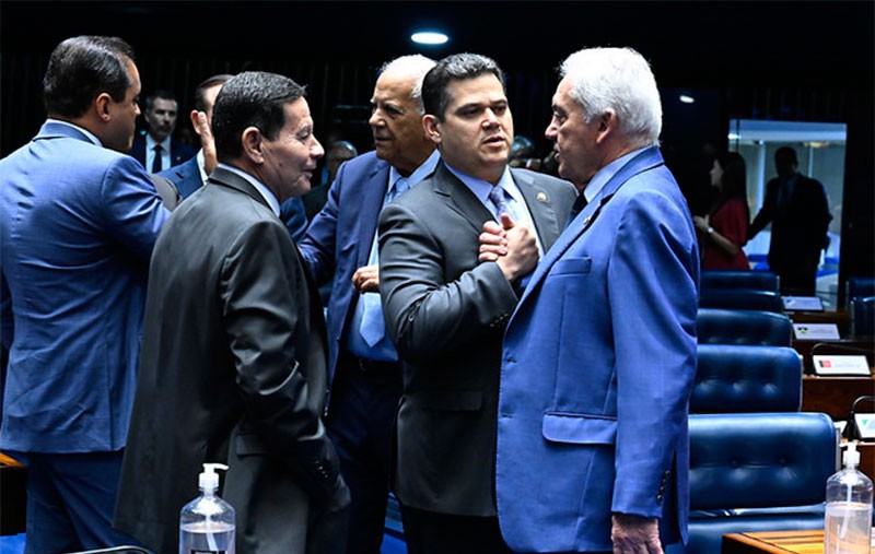 Otto Alencar e Davi Alcolumbre: presidente da CCJ defende votação da PEC do Fim da Reeleição, que aguarda definição do presidente do Senado para ser analisada.