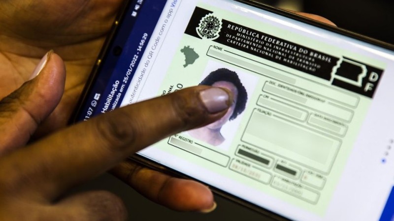 Medida provisória garante opção pelo modelo físico ou digital da CNH. 