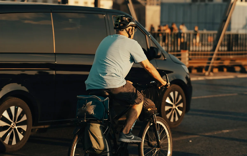 Proposta aprovada na CCJ amplia proteção a ciclistas e pedestres nas vias urbanas.