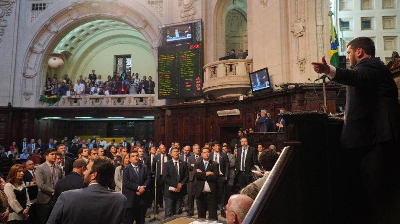Em 2019, Rodrigo Bacellar defendeu, na tribuna da Alerj, a soltura de colegas presos pela Lava Jato. Em 2025, ele também teve sua prisão derrubada pela assembleia. Posteriormente, foi preso outra vez.