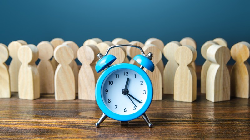 A discussão vai além da jornada formal e expõe como trabalho, informalidade e desigualdade comprimem o direito ao futuro.