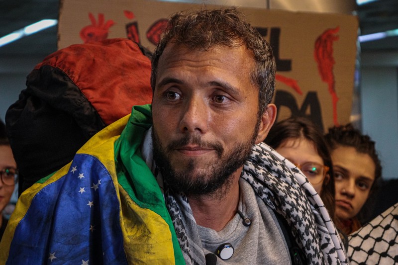 Thiago Ávila no desembarque em São Paulo, deportado de Israel, em junho de 2025.