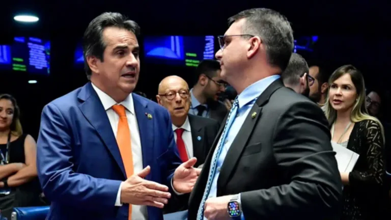 Flávio Bolsonaro tenta se descolar de Ciro após operação da PF.