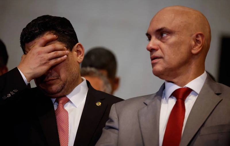 Decisão de Moraes ocorre menos de 24 horas após Alcolumbre promulgar Lei da Dosimetria, confirmando a derrubada do veto de Lula.