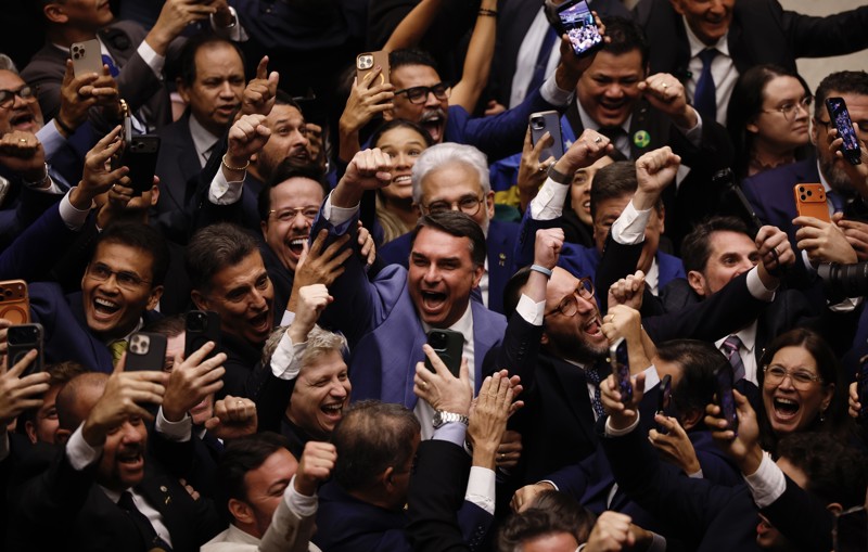 Parlamentares da oposição comemoraram a derrubada do veto de Lula ao PL da Dosimetria no último dia 30.
