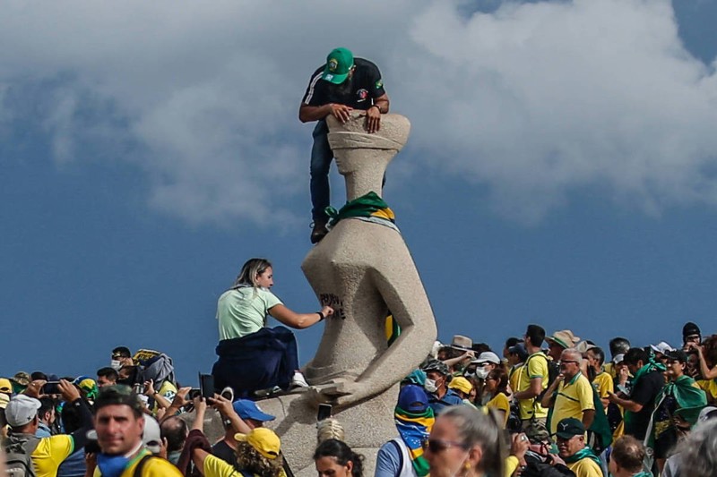 Em meio à depredação das sedes dos Três Poderes, participantes pixaram a Estátua da Jutiça. Débora Rodrigues dos Santos, conhecida como 