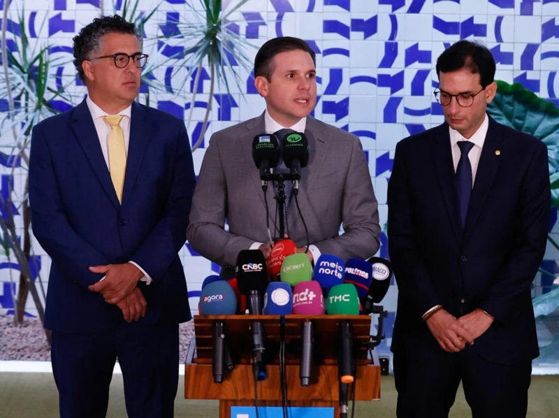 O presidente da Câmara, Hugo Motta, e os deputados Alencar Santana e Leo Prates; trio é responsável pela condução das discussões sobre o fim da jornada 6x1.