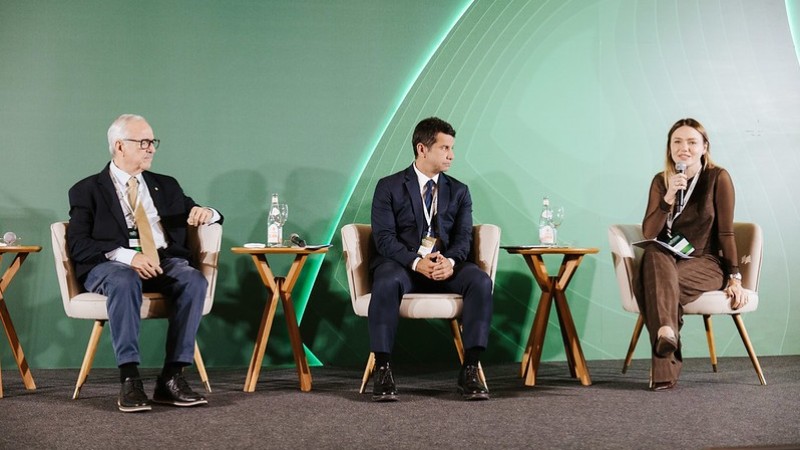 Os deputados Pedro Westphalen (à esq.) e Doutor Luizinho (centro) participaram do debate promovido pela FenaSaúde para discutir o futuro da saúde suplementar no país.