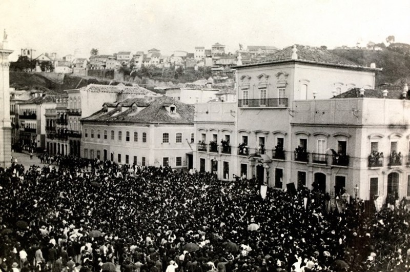 Princesa Isabel é aplaudida por uma multidão no balcão do Paço da Cidade após sancionar a Lei Áurea.