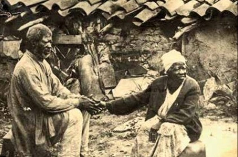 Pessoas escravizadas sustentavam, na prática, a economia brasileira por meio de sua mão de obra forçada. Problemas de uma abolição incompleta persistem com as desigualdades sociais e raciais.