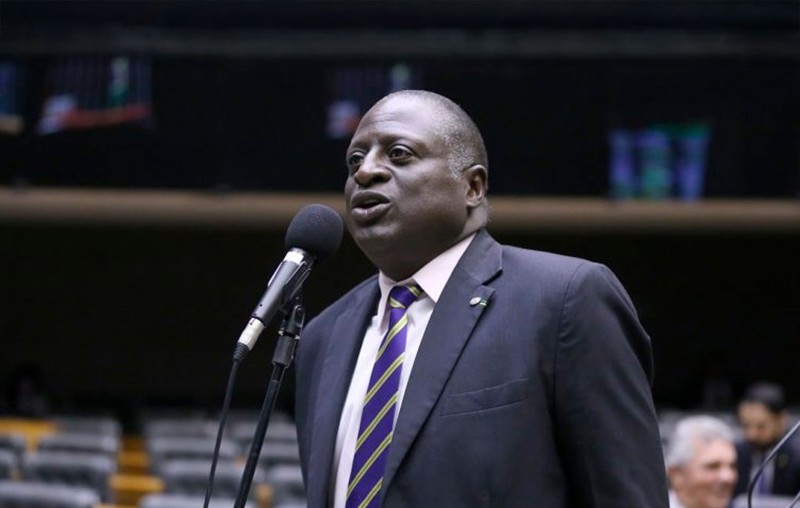 Deputado diz que proposta amplia acesso de policiais e militares a armas importadas.