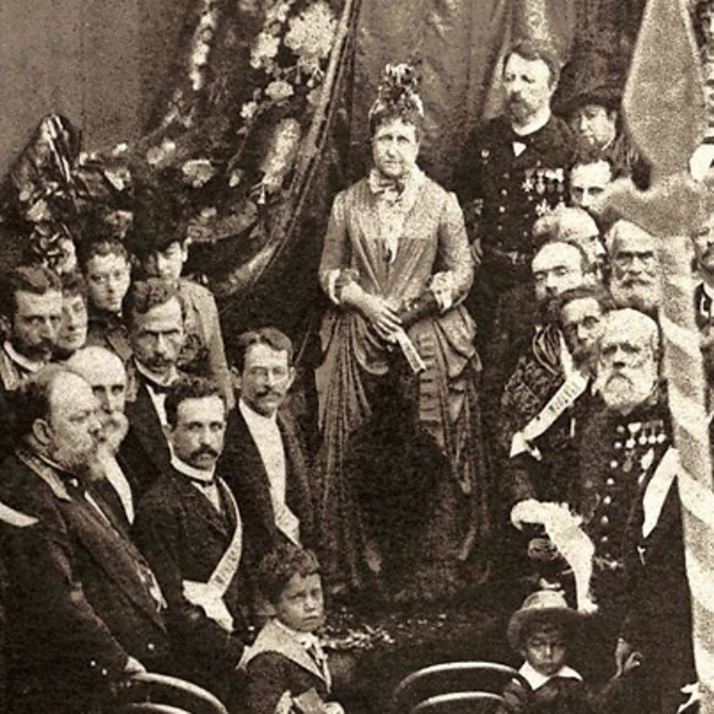 Missa Campal de Ação de Graças em homenagem à abolição da escravatura realizada no dia 17 de maio de 1888, no Campo de São Cristóvão, no Rio. Princesa Isabel, conde D' Eu (ao fundo) e Machado de Assis (o segundo de baixo para cima, no canto direito).