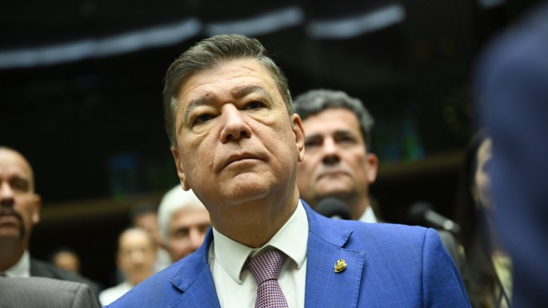 Senador afirma que projeto de lei não dá anistia, mas corrige problema jurídico.