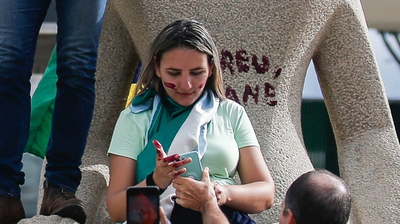 Débora cumpre pena de 14 anos de prisão por envolvimento em ataques às sedes dos três Poderes.