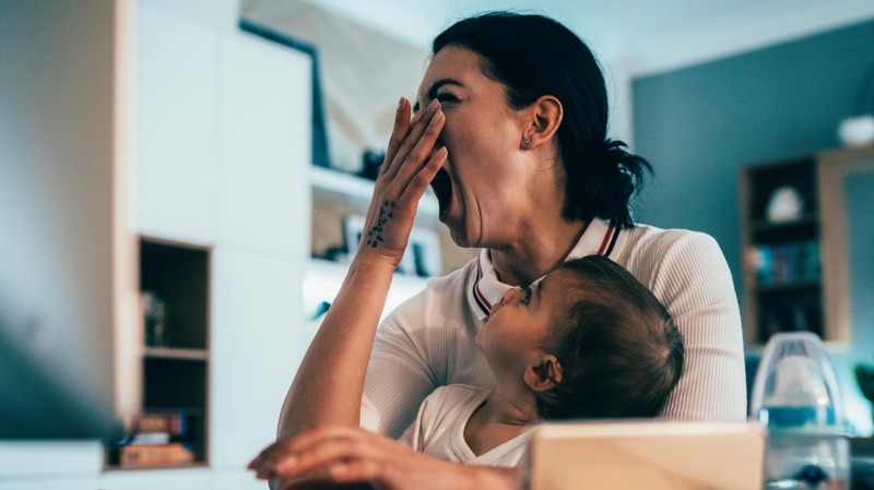 Entre jornadas múltiplas e insegurança profissional, mulheres seguem pagando um preço alto por conciliar maternidade e carreira.