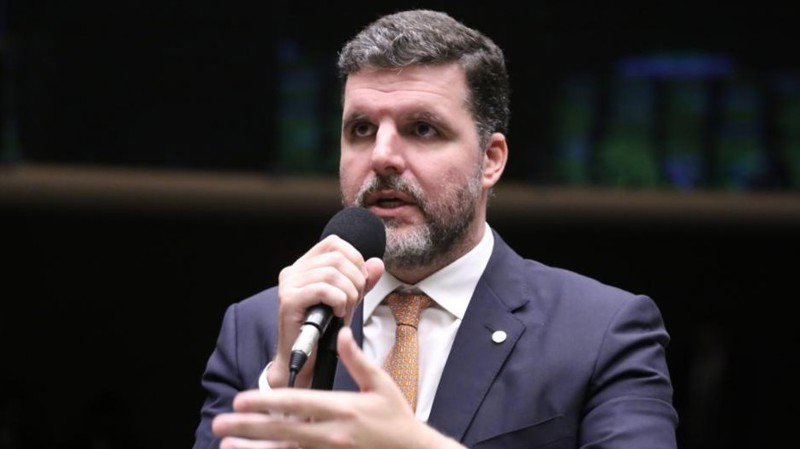 União Europeia acusa produtores brasileiros de manterem utilização de antibióticos de uso humano.