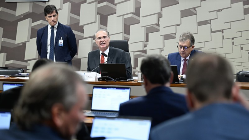 Renan Calheiros cobrou agilidade do Banco Central a respeito da crise de liquidez do BRB. 