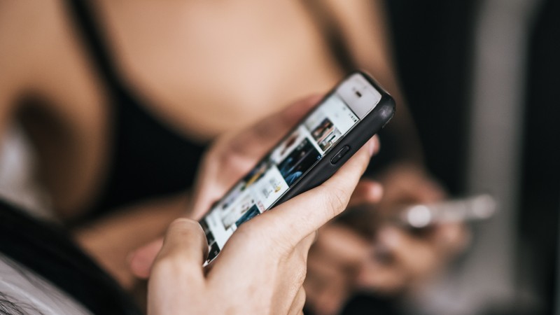 Influenciadores, vídeos curtos e estética digital reorganizam a forma como jovens se conectam com candidatos e ideias.