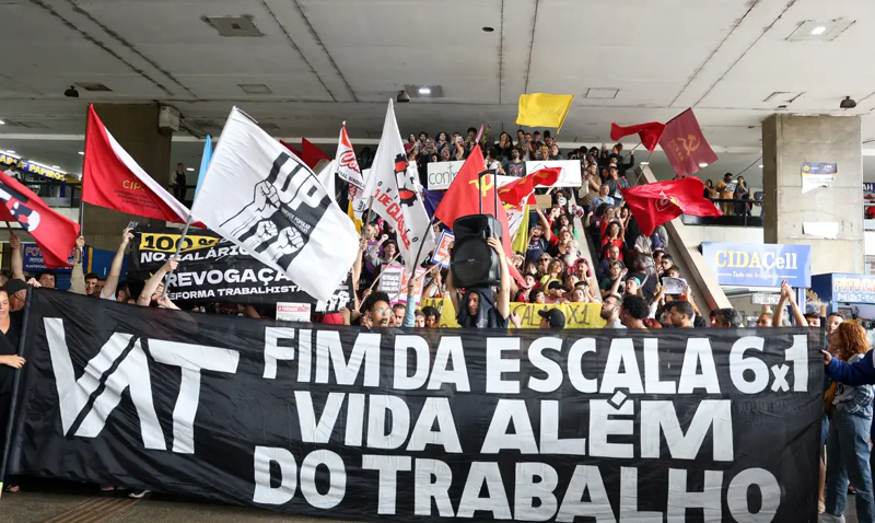 Manifestação na Rodoviária de Brasília contra a escala 6x1 de trabalho.