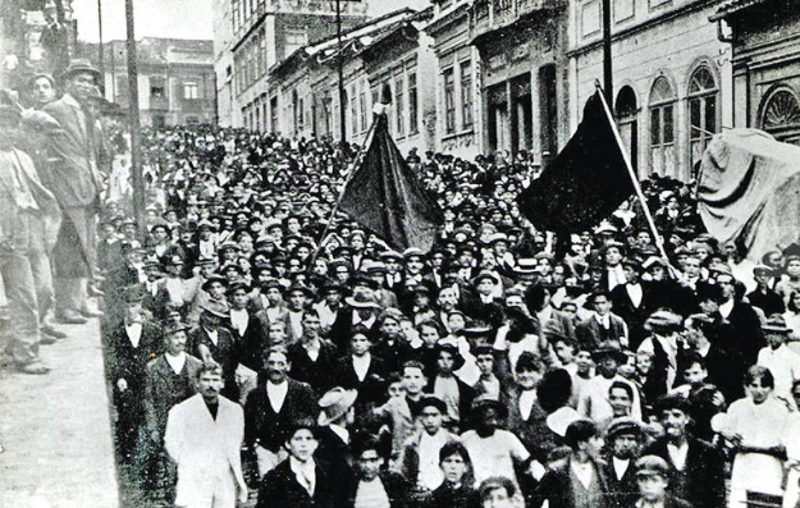 Em 1917 operários de São Paulo deflagraram a primeira greve geral do país, que durou uma semana. Entre as pautas, redução da jornada e melhores condições de trabalho.