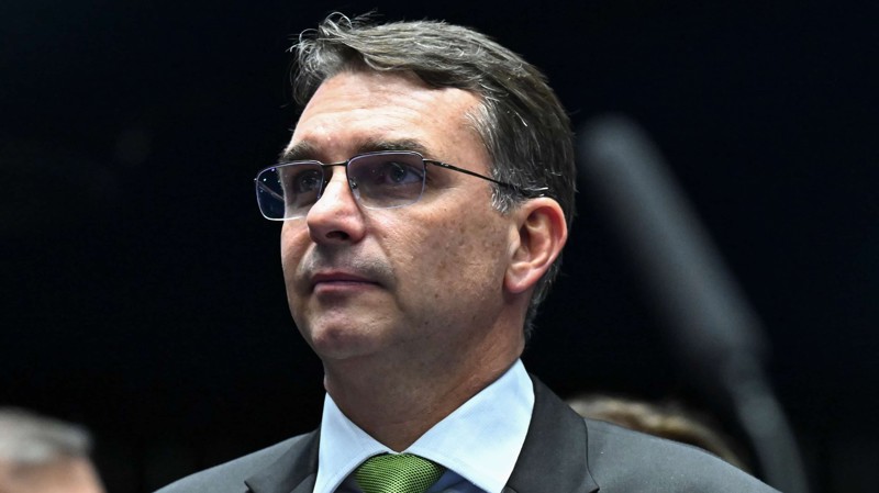 Flávio Bolsonaro cobrou instalação de CPI do Master para 