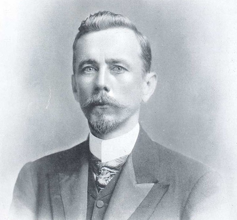 Lauro Mûller, que foi governador de Santa Catarina e ministro das Relações Exteriores, foi o primeiro deputado a levar a discussão sobre limite à jornada de trabalho à Câmara. Sugestão, feita em 1892, foi engavetada.