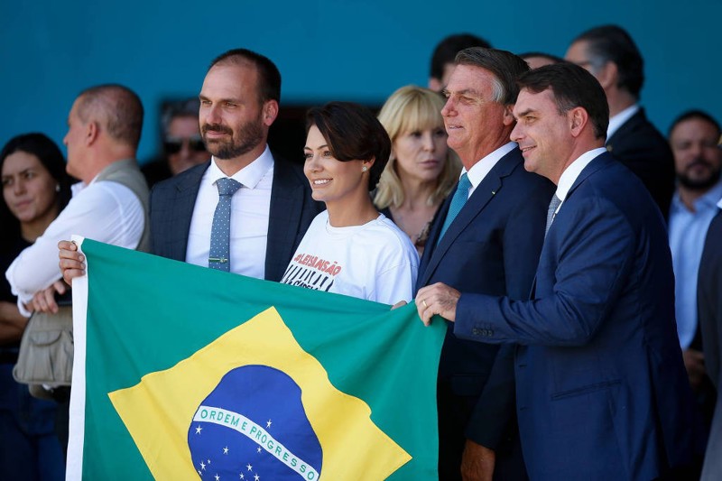 Eduardo, Michelle, Jair e Flávio Bolsnaro em março de 2022. Senador nega intenção do pai de tirá-lo da corrida presidencial e substituí-lo pela ex-primeira-dama.