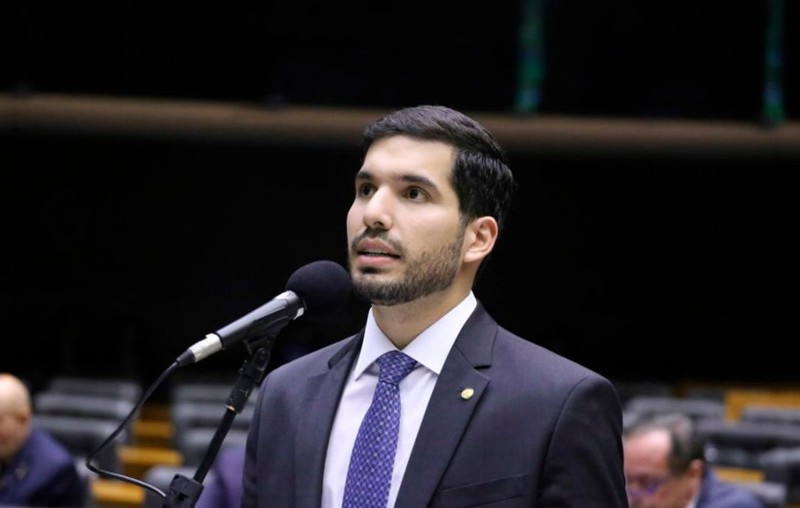 Deputado André Fernandes defende redução de multas para profissionais que usam veículos como ferramenta de trabalho.