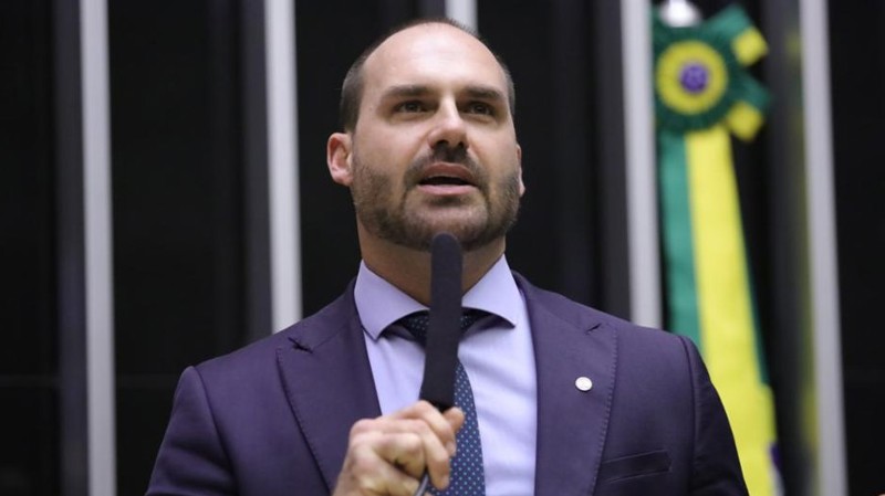 Segundo jornal, Eduardo Bolsonaro participou com intermediário de negociações com Daniel Vorcaro. 