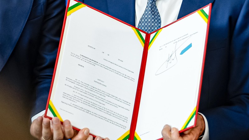 Sem publicação oficial, com dúvidas orçamentárias e restrições fiscais, o programa federal ainda opera mais como anúncio político do que como política pública efetiva.